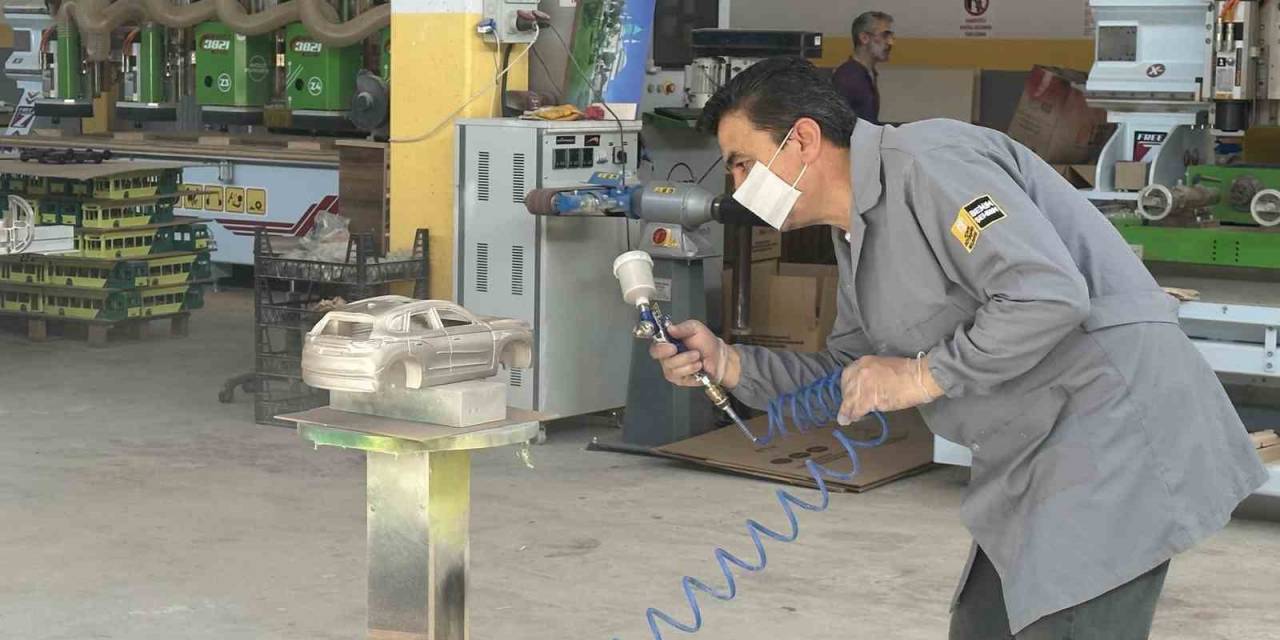 Komek Togg’un Ahşap Oyuncağını Üretiyor