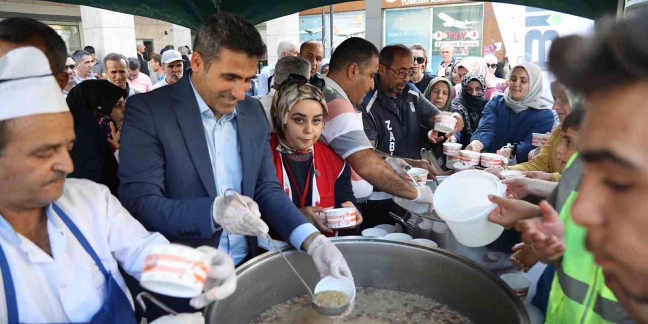 Başkan Arıkan’dan Vatandaşlara Aşure İkramı