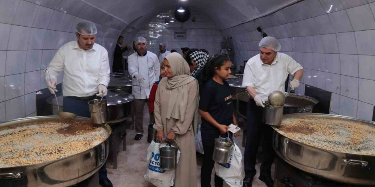 Vali Ayhan Ve Başkan Beyazgül Vatandaşlara Aşure Dağıttı