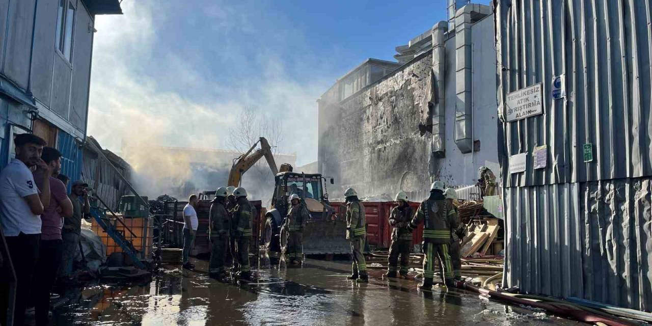 Esenyurt’ta Geri Dönüşüm Deposunda Korkutan Yangın