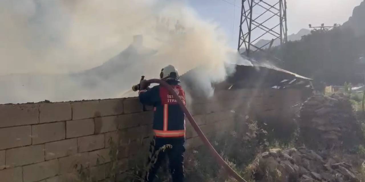 Yüksekova’da Ahır Yangını