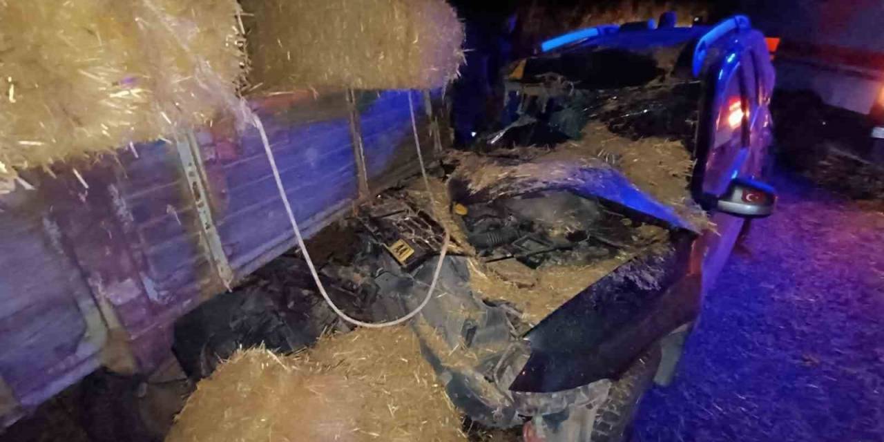 Gönen’de Traktöre Arkadan Çarpan Otomobilde Bulunan 2 Kişi Yaralandı