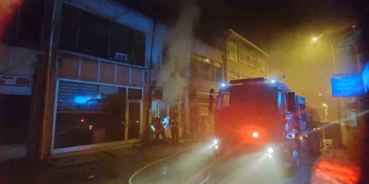İşhanı’nda Çıkan Yangın Çevre İş Yerlerine De Sıçradı