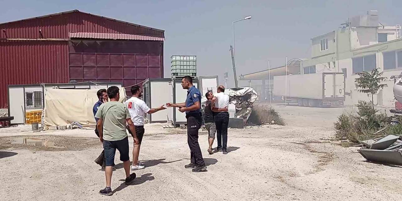 Tamirciye Ait Hurda Araçlar Yandı, Akaryakıt İstasyonu Sahibi Tamircilerle Kavga Etti
