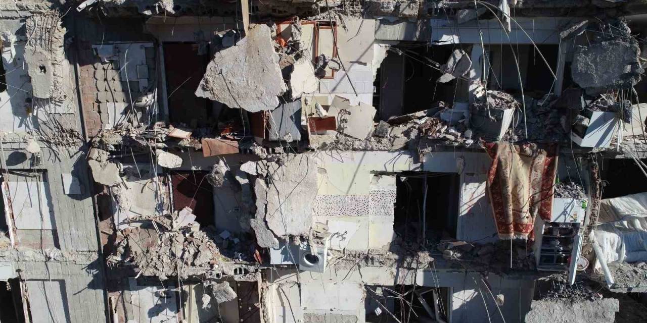 Sanıklar Tahliye Edildi, Depremde Ailesini Kaybeden Avukat Enkaza Karanfil Bıraktı