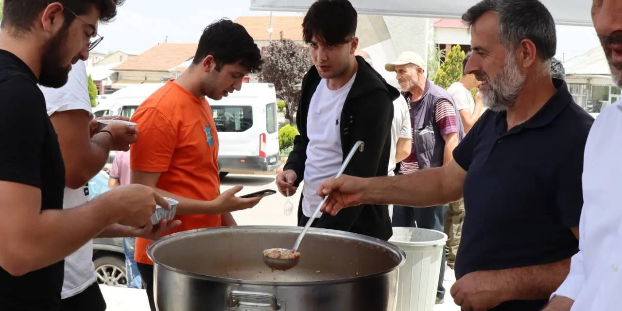 Çayırlı’da Vatandaşlara Aşure Dağıtıldı