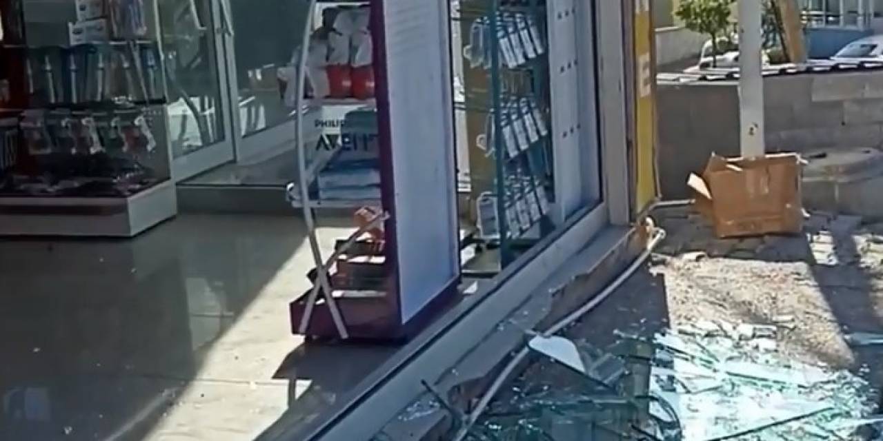 Şiddetli Fırtına İlçede Hayatı Felç Etti: Camlar Kırıldı, Çatılar Uçtu