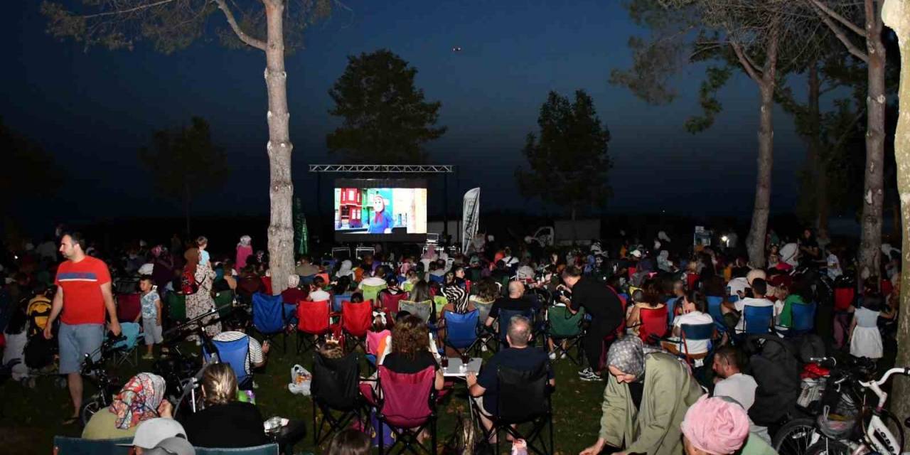 İznik’te Açık Hava Sinemasına Miniklerden Yoğun İlgi