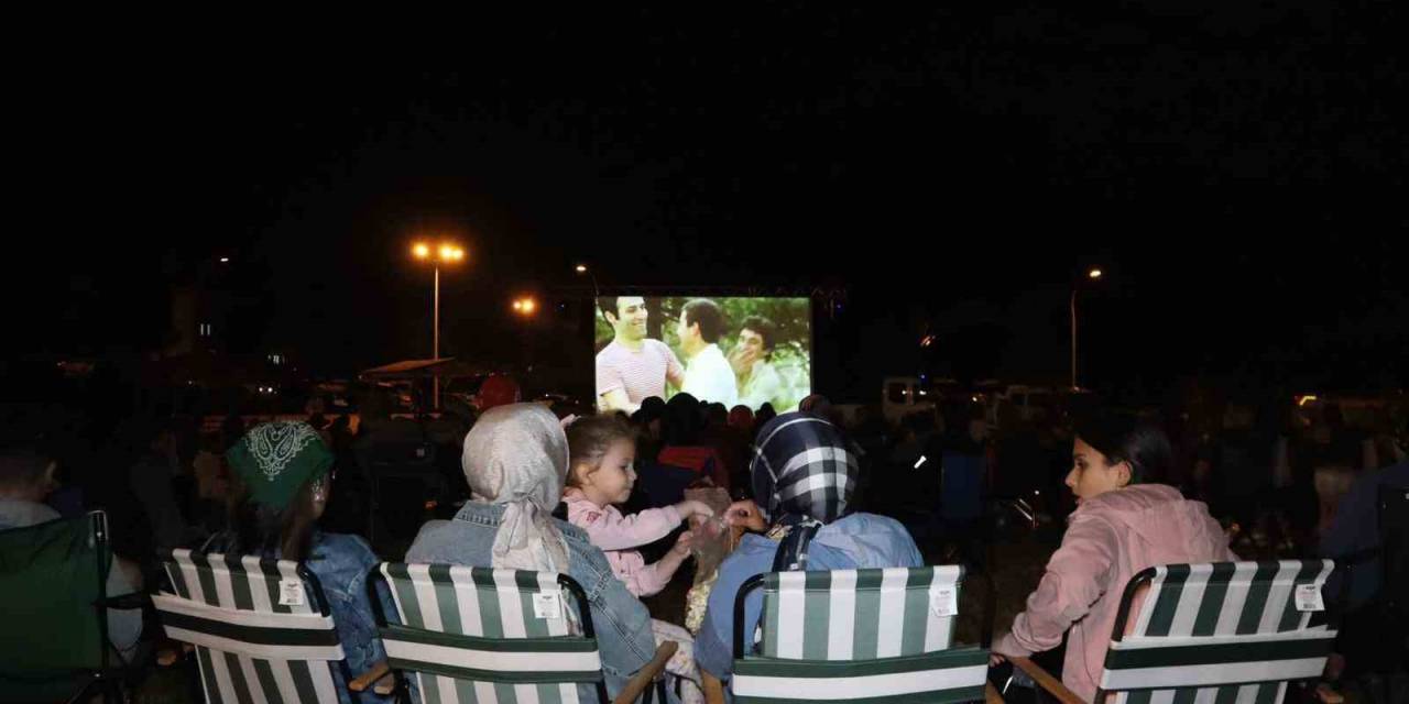 Sandalyesini Minderini Kapan Bu Etkinliğe Koştu