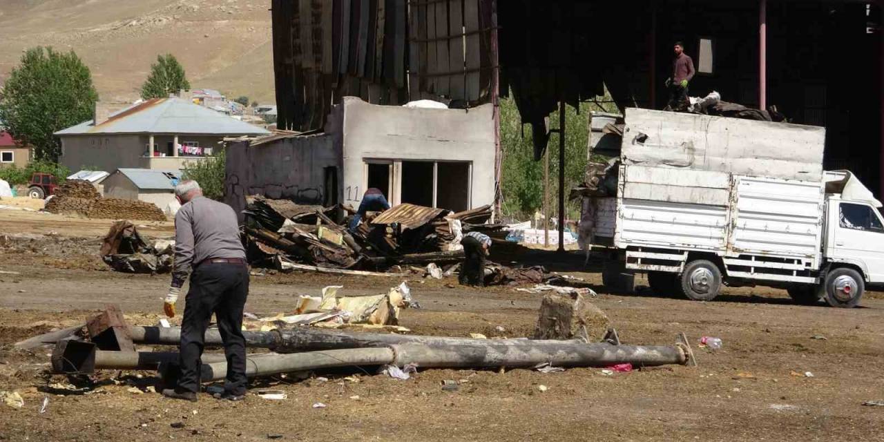 Vanlı Esnafın 30 Yıllık Emeği Yangında Kül Oldu