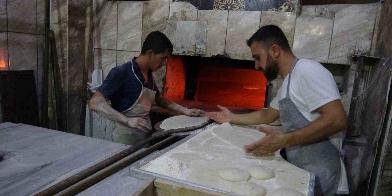 Siirt’te Kavurucu Sıcakta Zorlu Ekmek Mesaisi