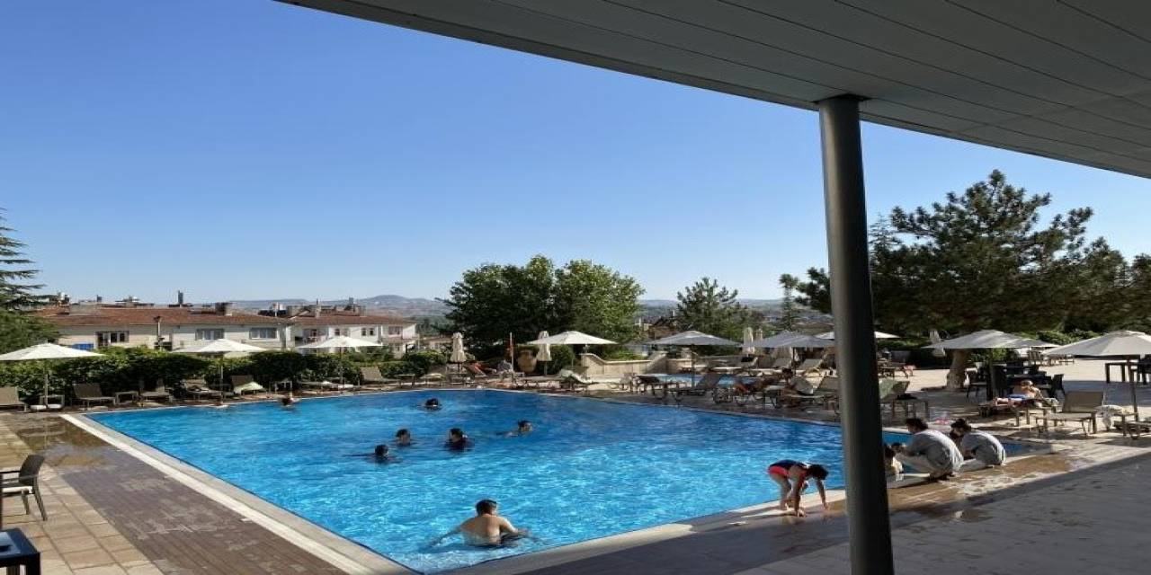 Kapadokya’da Sıcak Havadan Bunalan Turistler Havuzda Serinledi