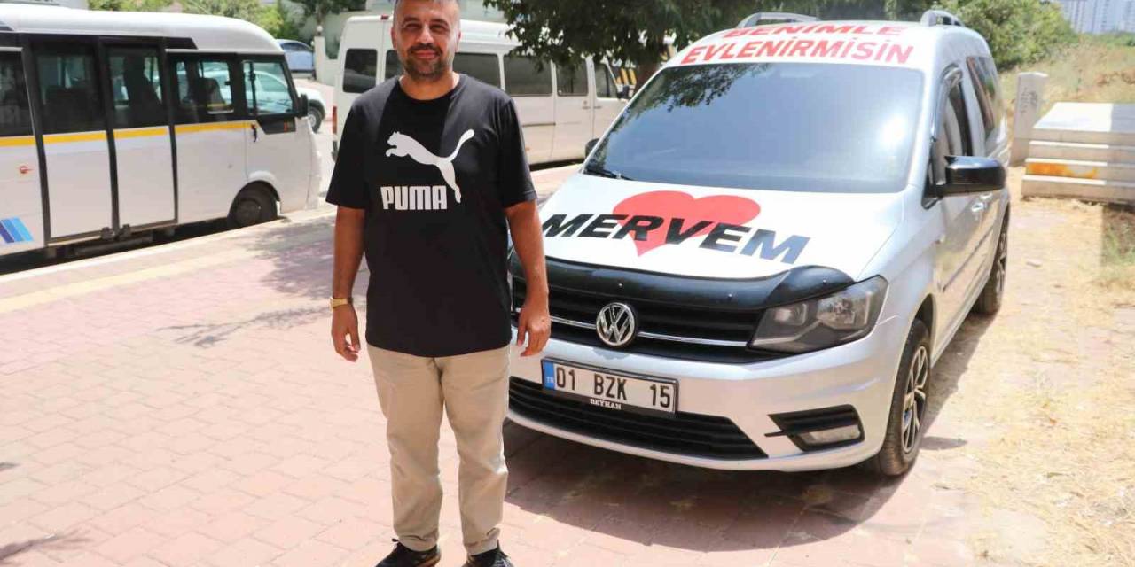 Eşine 8 Yıl Sonra Sürpriz Evlilik Teklifi Yaptı