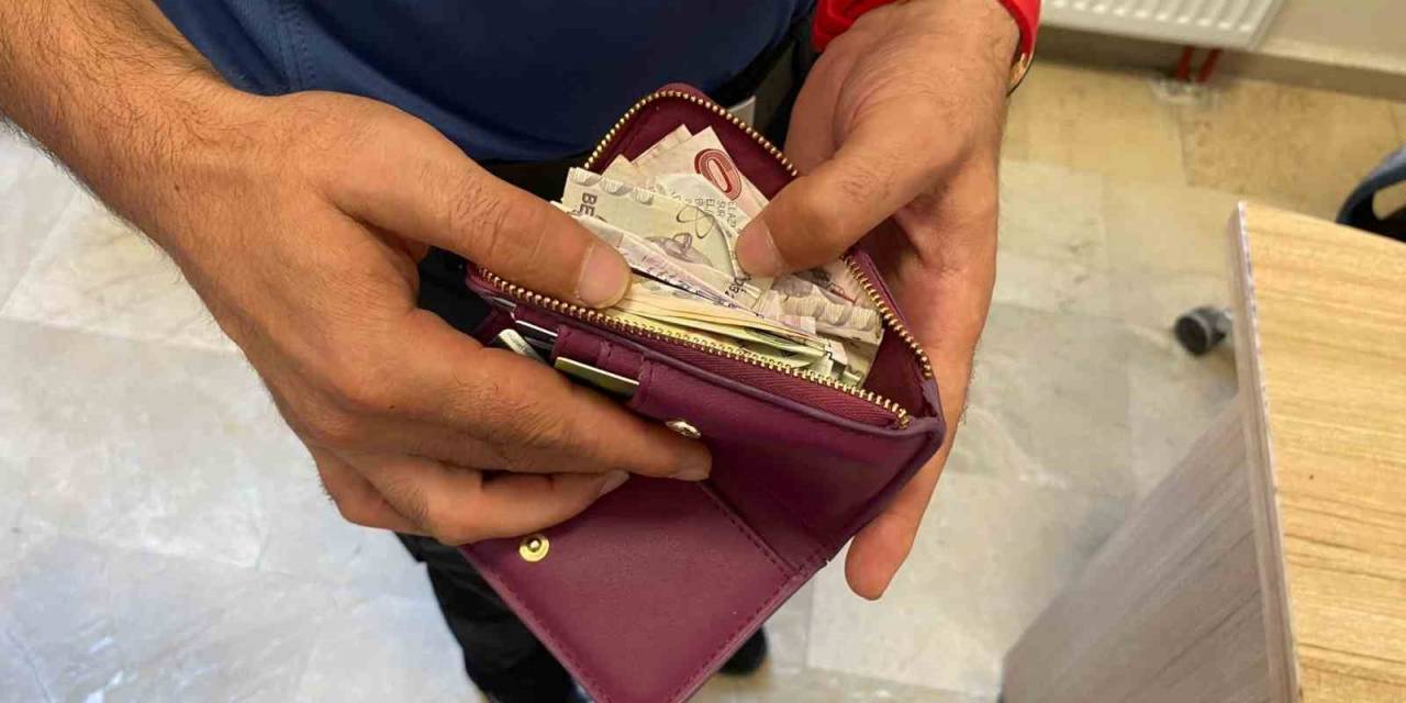 Temizlik Personeli Para Dolu Cüzdanı Polise Teslim Etti