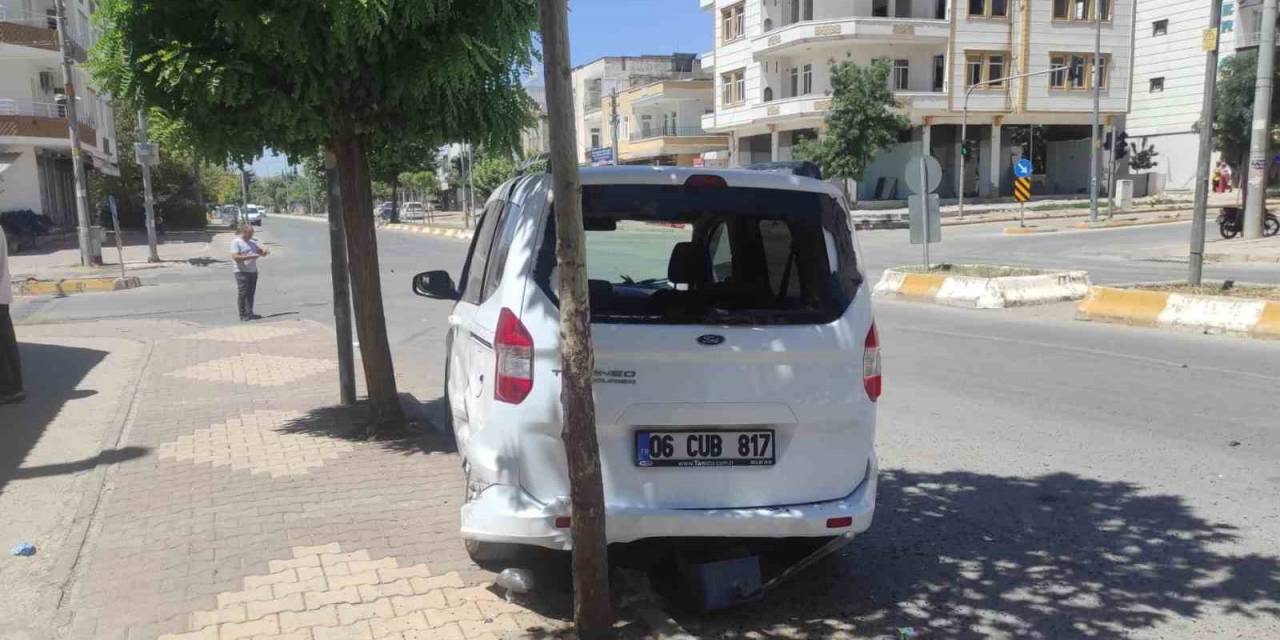 Kaza Sonrası Kontrolden Çıkan Araç Temizlik Görevlisine Çarptı: 1 Yaralı