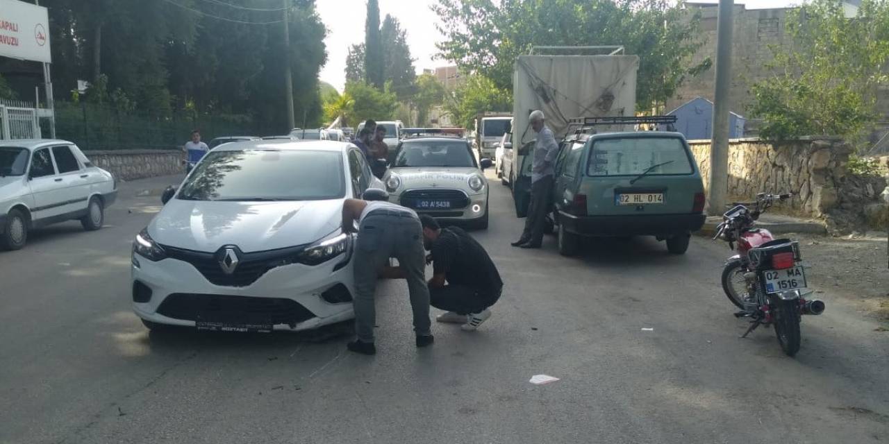 Motosiklet İle Otomobil Çarpıştı: 1 Yaralı