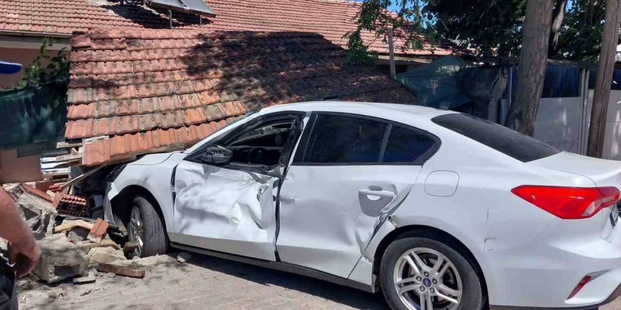 Kamyonla Çarpışan Otomobil Bahçeye Girdi