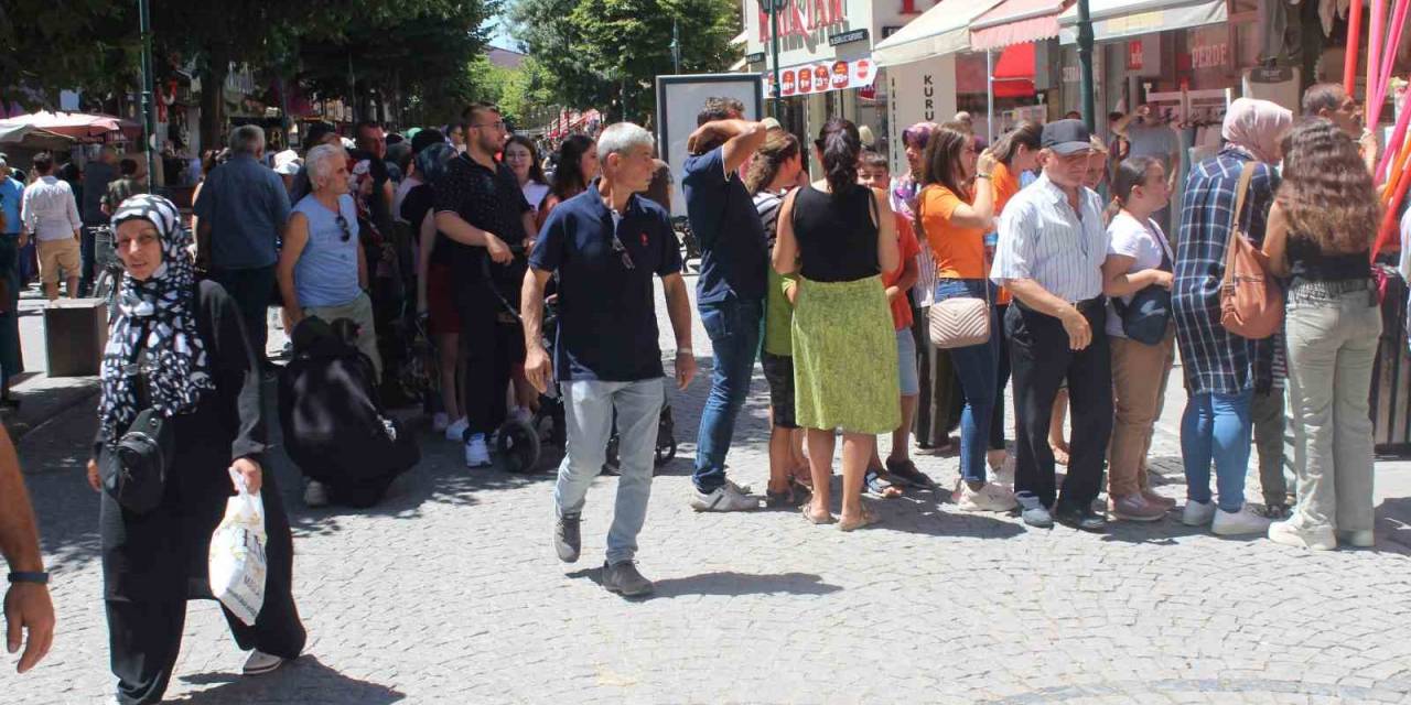 Hediye Çekilişine Katılmak İçin Uzun Kuyruklar Oluşturdular