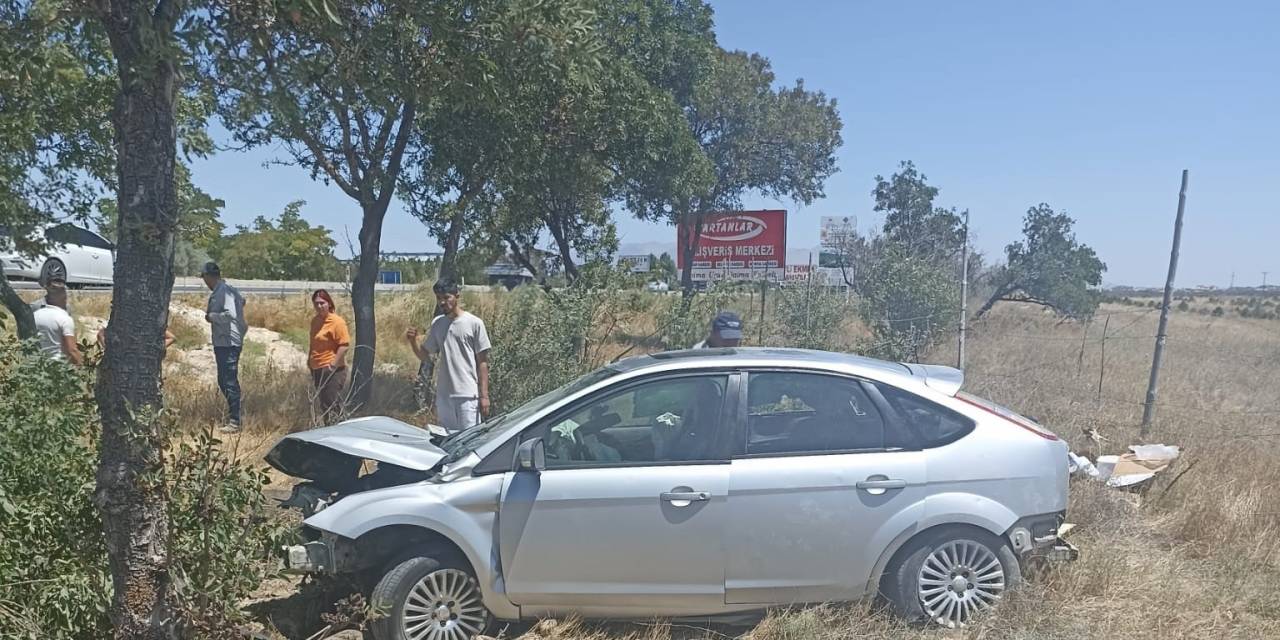 Otomobil Ağaca Çarptı: 5 Yaralı