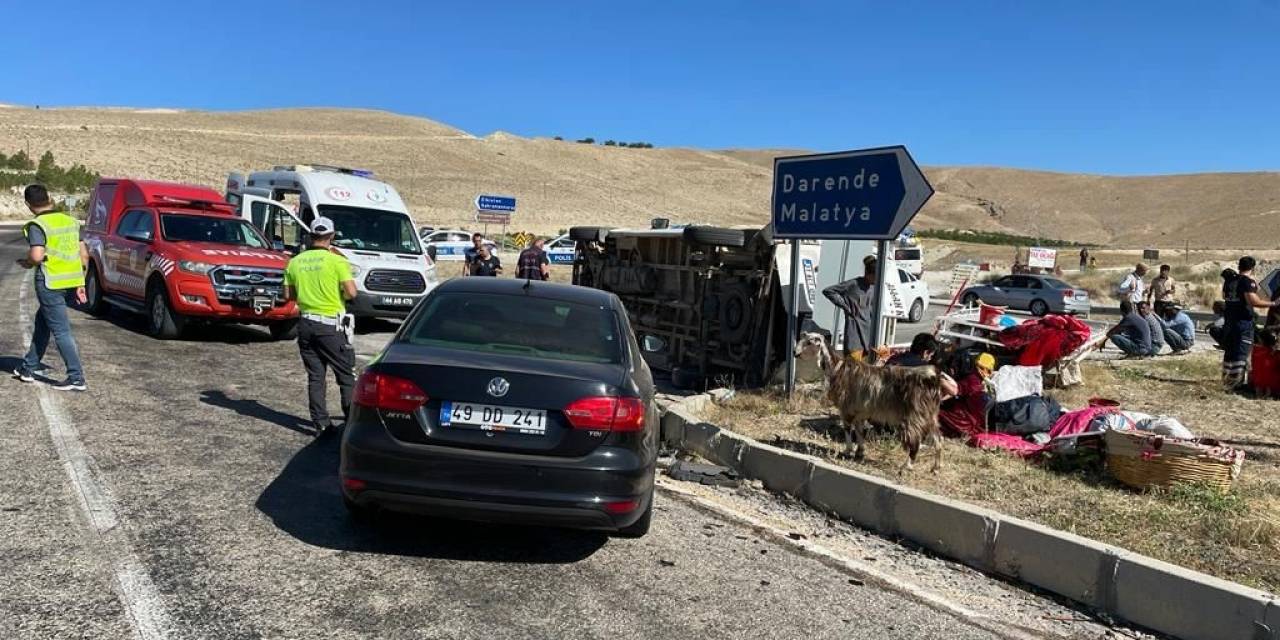 Minibüs İle Otomobil Çarpıştı: 12 Yaralı