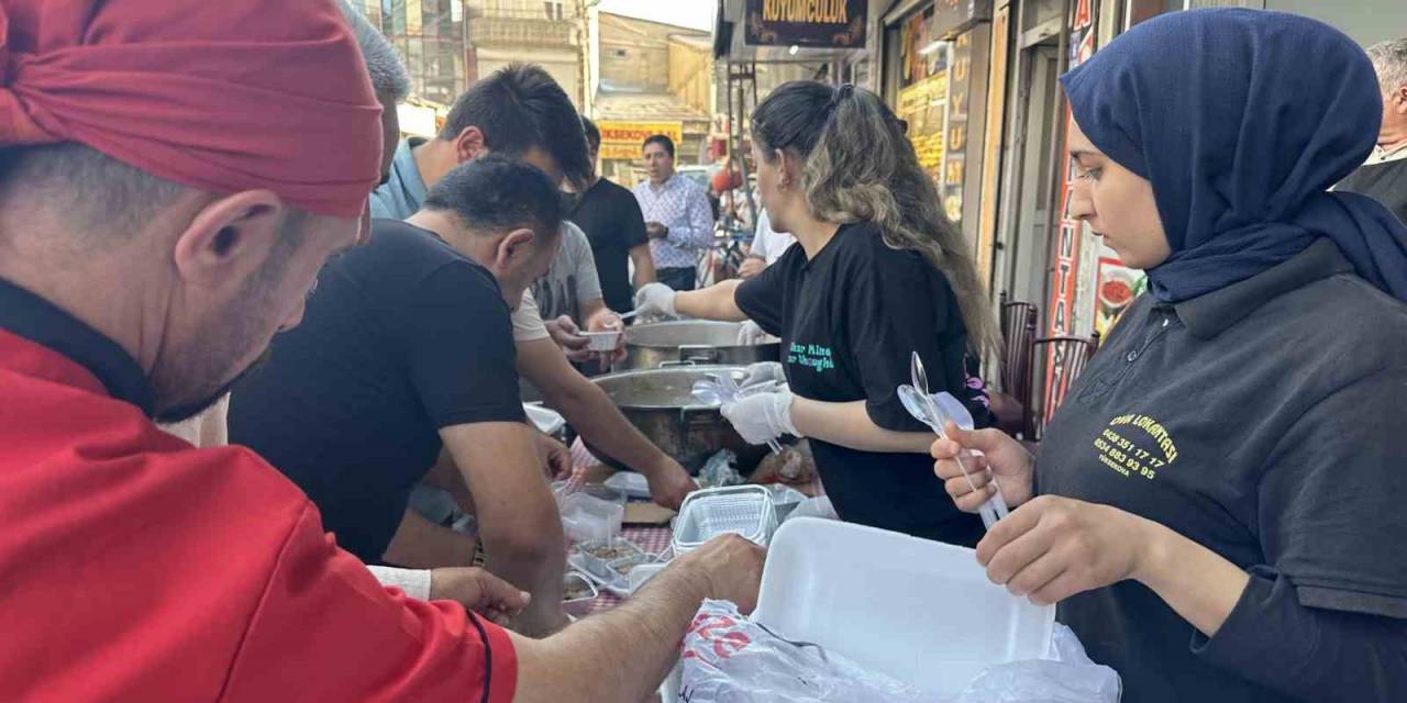 Yüksekova’da Aşure Dağıtımına Yoğun İlgi