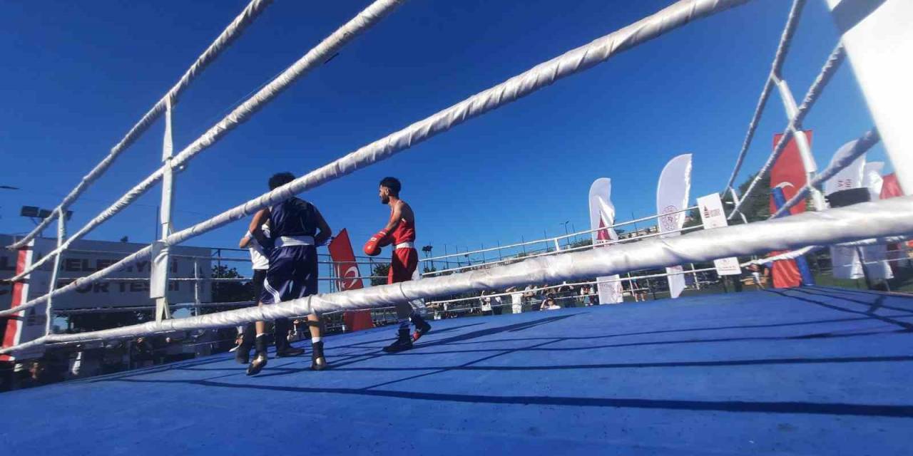 Genç Boksörler 15 Temmuz Şehitleri Anısına Beyoğlu’nda Ringe Çıktı
