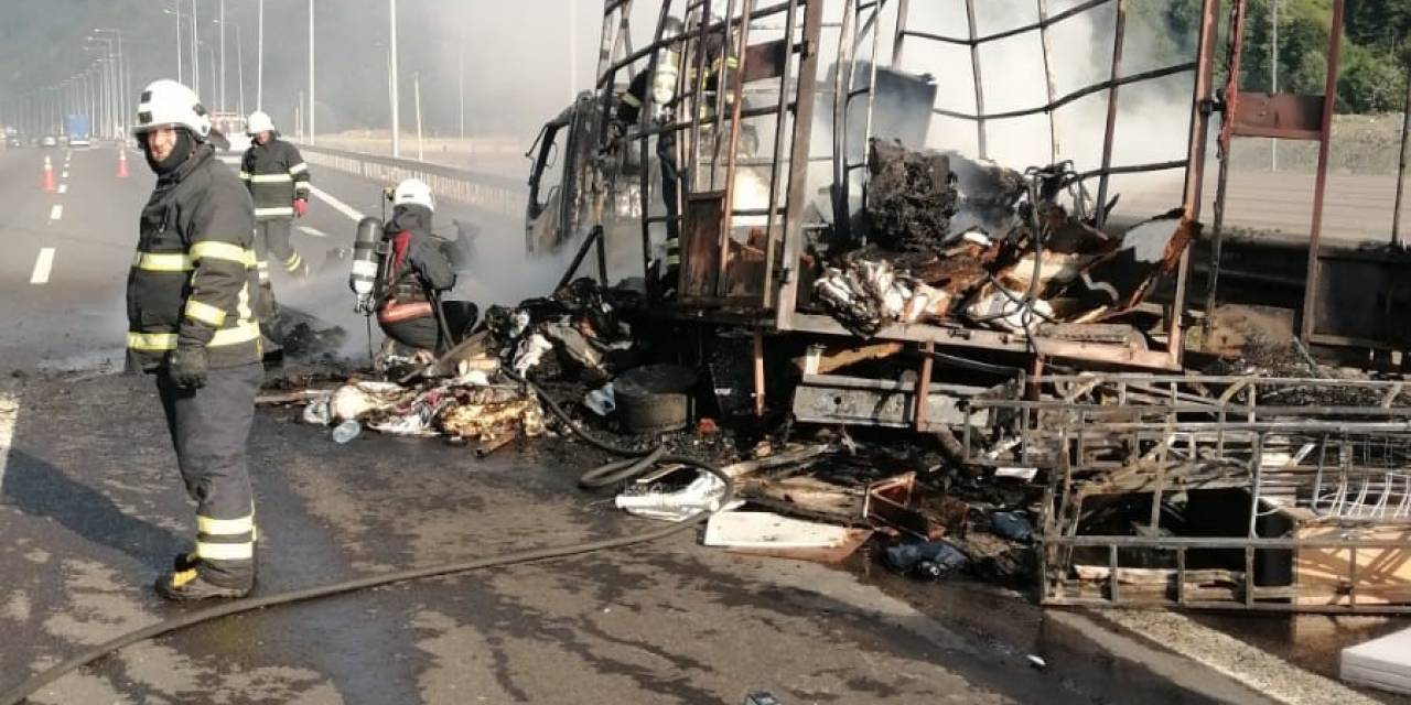 Ev Eşyası Taşıyan Nakliye Kamyonu Küle Döndü