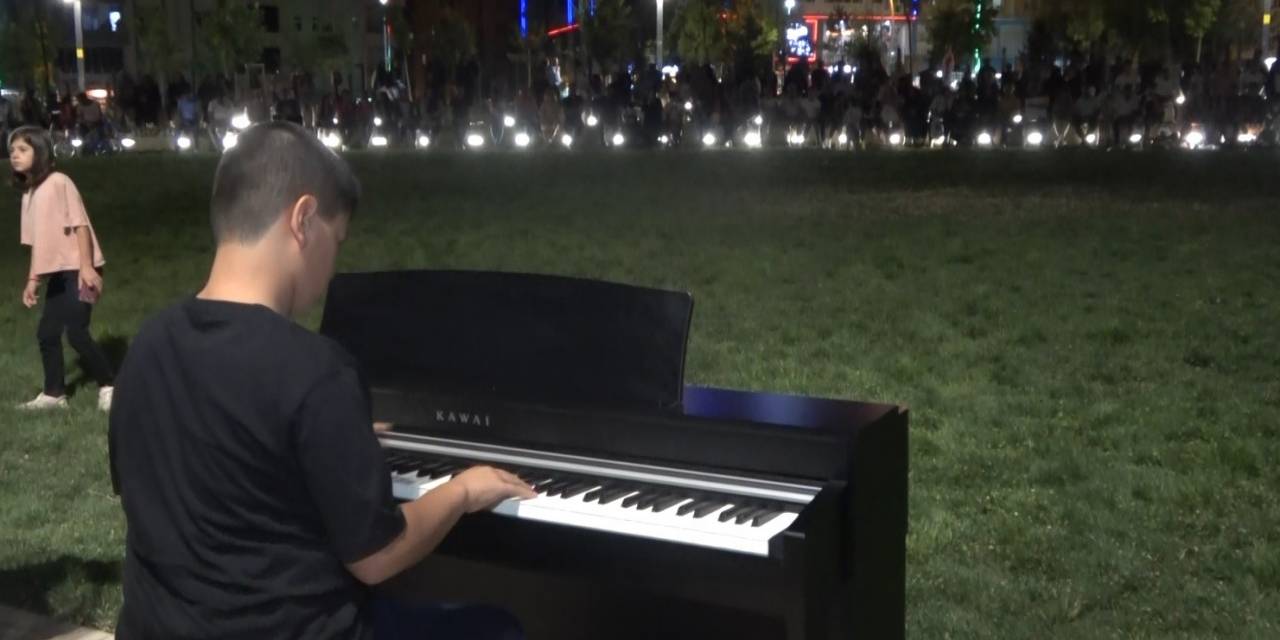 Kusursuz Kulak Bager Çaldı, Yüzlerce Kişi Mest Oldu