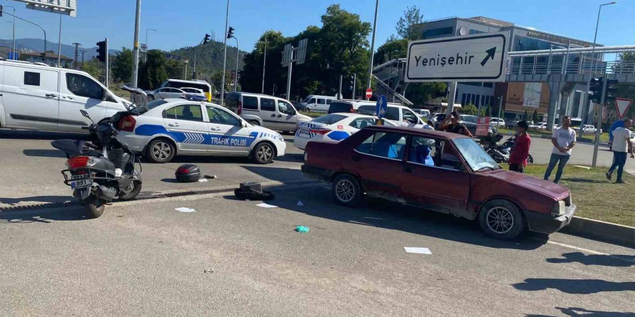 Kırmızı Işıkta Geçen Otomobil İle Motosiklet Çarpıştı