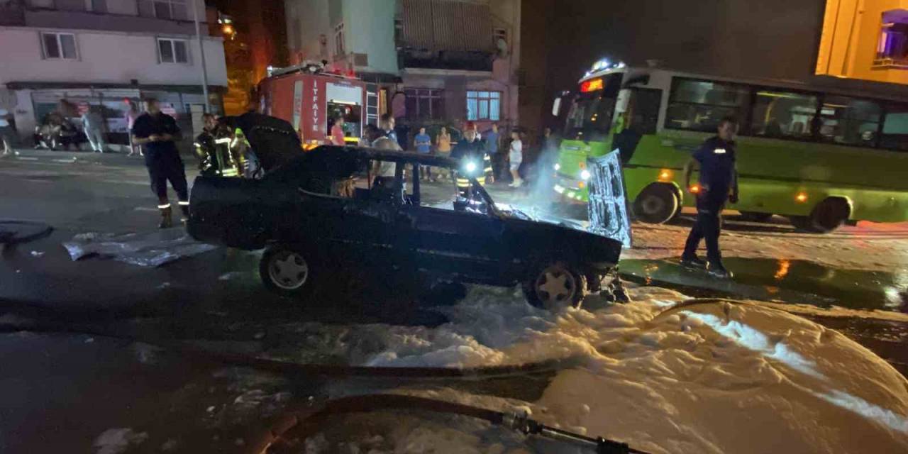 Dumanları Fark Edince Canını Kurtardı, Otomobil Alev Topuna Döndü