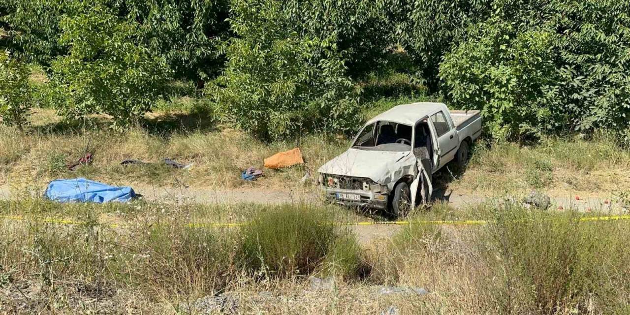 Şarampole Devrilen Kamyonette Yaşlı Çifti Ölüm Ayırdı