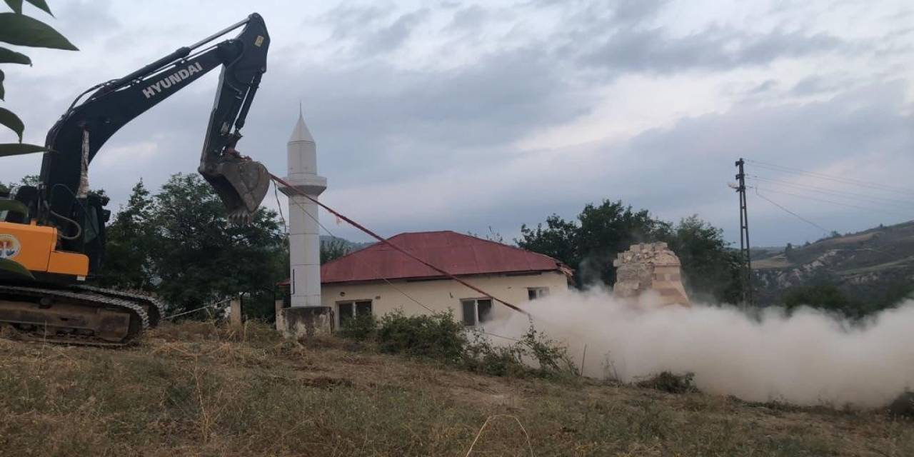 5.5’lik Depremde Hasar Alan Minare Halatla Yıkıldı