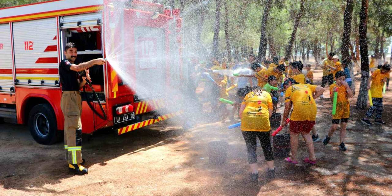 Sıcaktan Bunalan Çocuklar İtfaiye Erleri İle Su Savaşı Yaptı