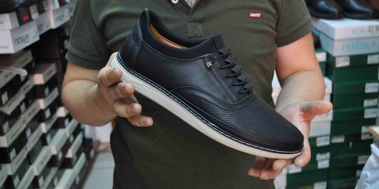 Vatandaş Yaz Aylarında Hafif Ve İnce Tabanlı Ayakkabıları Tercih Ediyor