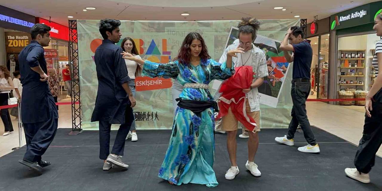Espark Avm’de Buluşan Farklı Kültürler Vatandaşların İlgisini Topladı