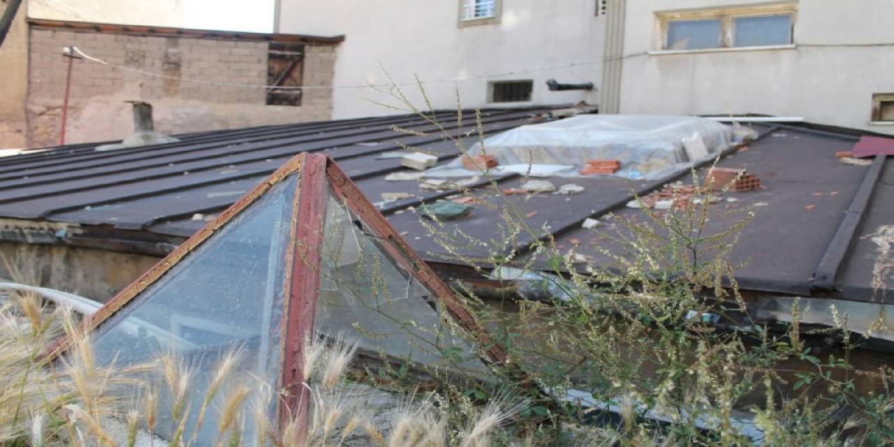 Yıllara Meydan Okuyan Tarihi Hamam Restorasyon Bekliyor