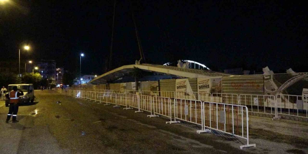 Köprüde Yerine Yerleştirilmek İçin Kaldırılan Köprünün Tablası Ortadan Kırıldı