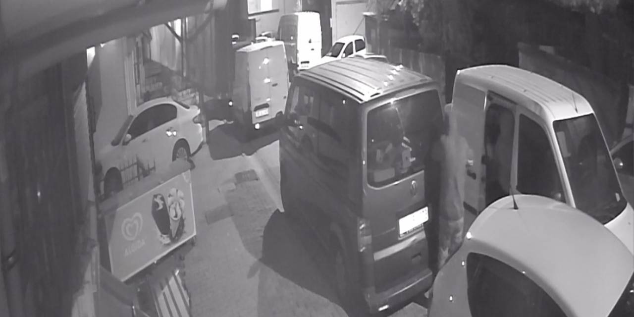 İstanbul’da Film Gibi Hırsızlık Kamerada: Araca Yol Verip Hırsızlığa Devam Ettiler