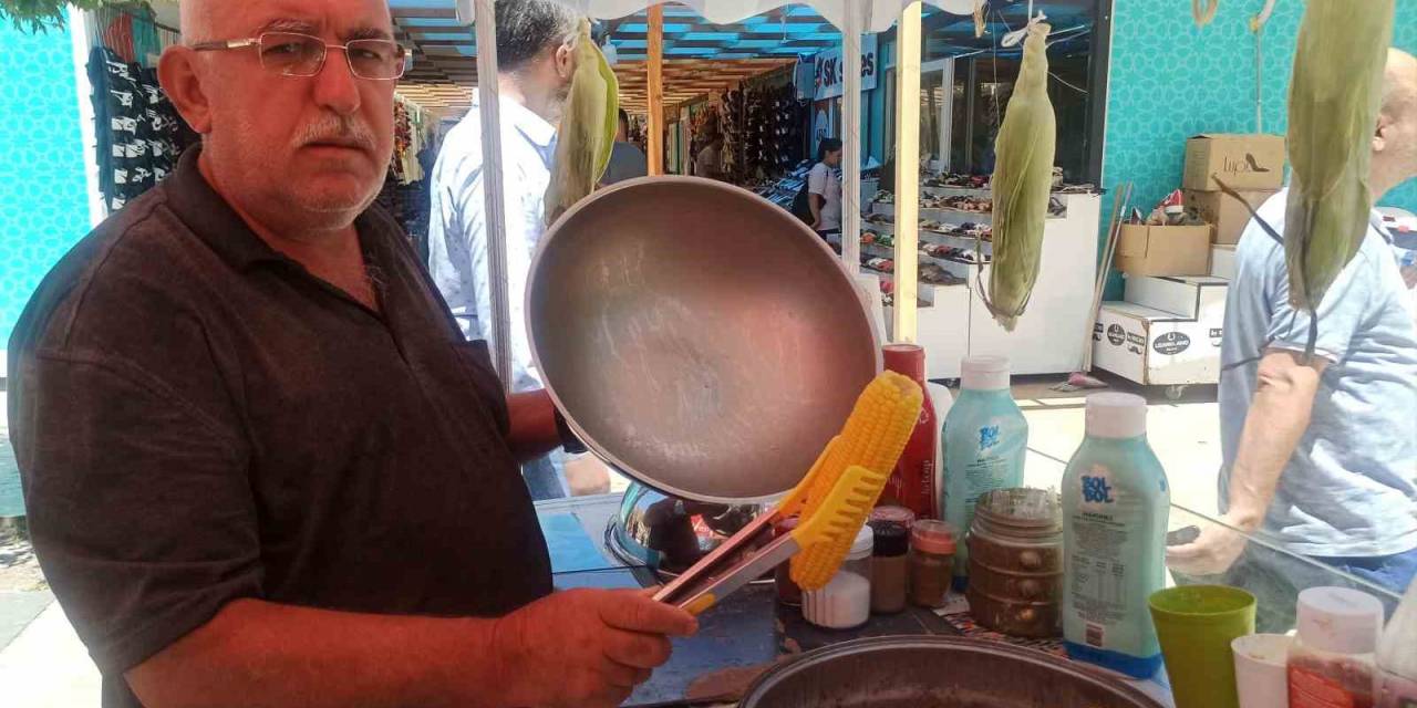 Depremde Dükkanı Yıkılan Esnaf, Mısır Satmaya Başladı