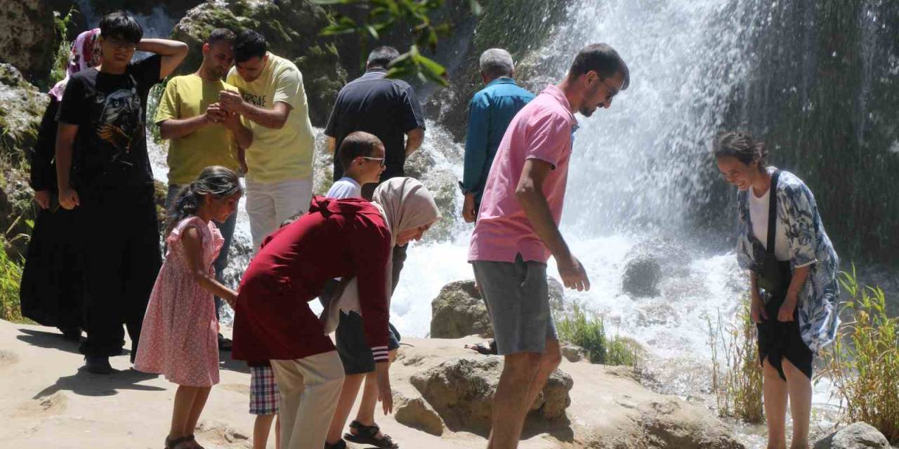 Girlevik Şelalesi’nde Hafta Sonu Yoğunluğu