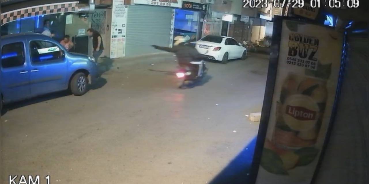 İstanbul’da Silahlı Saldırı Kamerada: Sohbet Ederken Bacağından Vuruldu