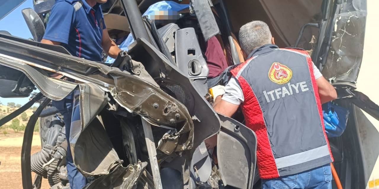 Mardin’de Nakliyat Kamyonu Hafriyat Tırına Çarptı: 1 Ölü, 2 Yaralı