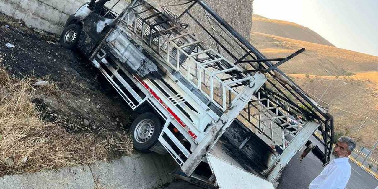 Siirt’te Otomobil İle Çarpışan Kamyonet Alev Aldı