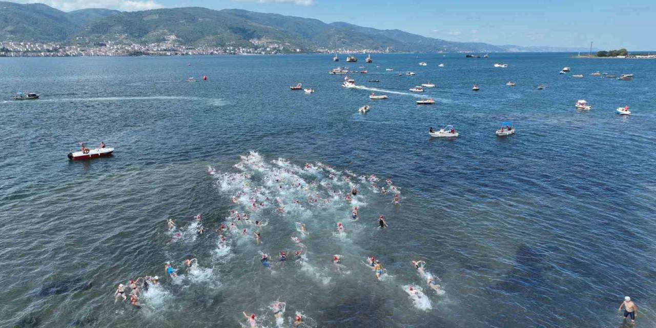 İzmit Körfezi’nin İki Yakası Bir Araya Geldi: 2 Bin 650 Metre Kulaç Attılar