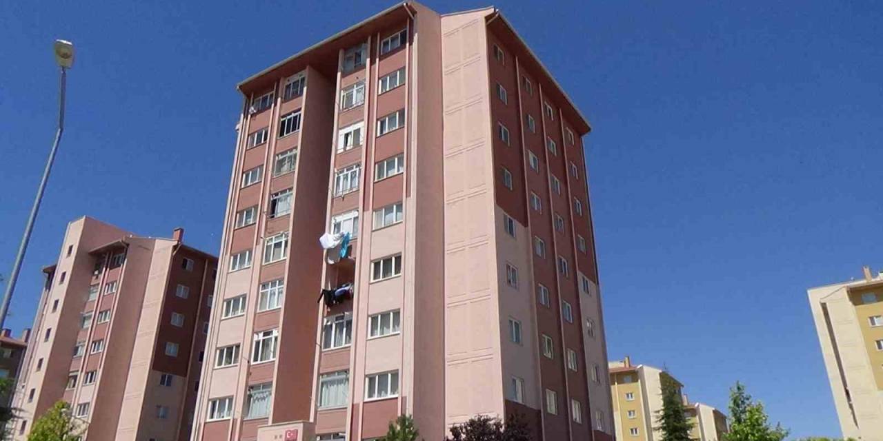 Pencere Silerken 8. Kattan Düşen 3 Çocuk Annesi Kadın Hayatını Kaybetti