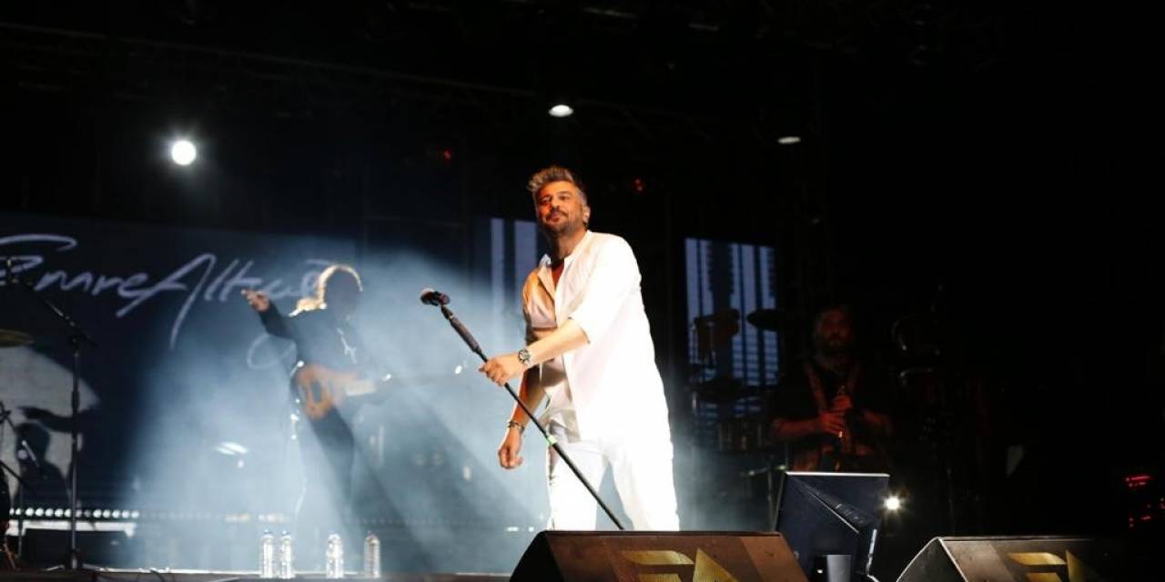 Altınova’da Festival Coşkusu Emre Altuğ Konseriyle Zirveye Çıktı