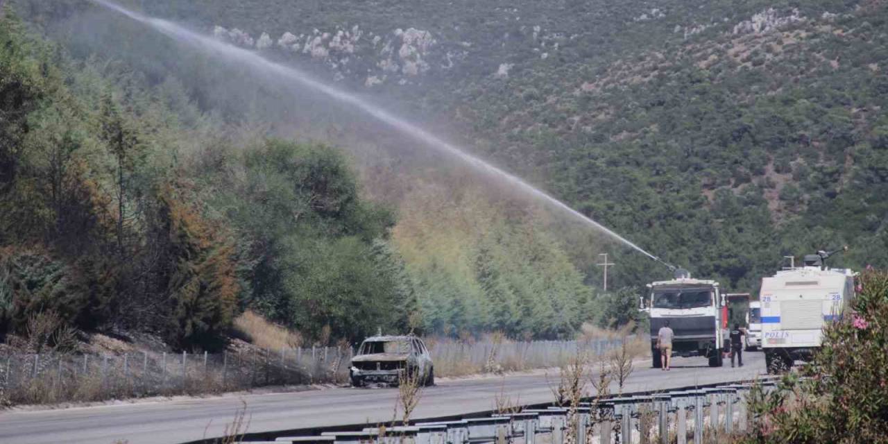 İzmir’de Araçtaki Alevlerin Ormana Sıçraması İle Çıkan Yangına Müdahale Sürüyor