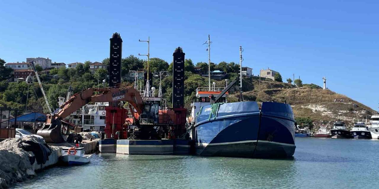 Kıyıköy Limanı’nda Temizleme Çalışmaları Sürüyor
