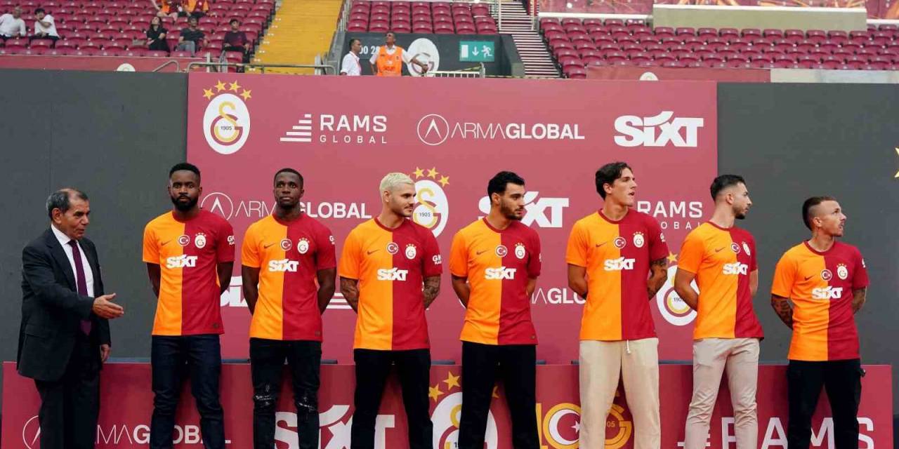 Galatasaray, Yeni Transferlerine Taraftara Açık İmza Töreni Düzenledi