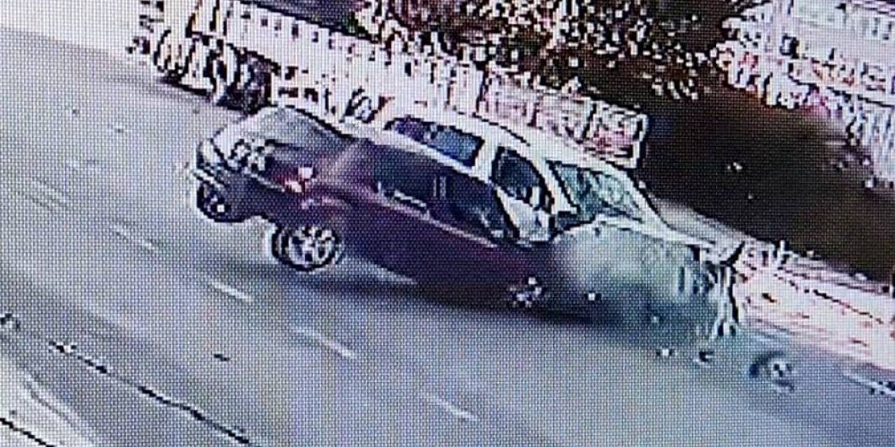 Hafif Ticari Araç İle Otomobil Kafa Kafaya Çarpıştı: 6 Yaralı